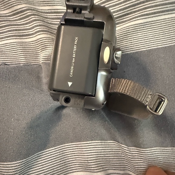 Canon Silver Digital Camcorder with 25x Optical Zoom - Picture 5 of 14